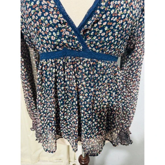 Cottagecore Fairy Blouse M Navy Blue Ditsy Floral Surplice V-Neck Peplum Boho - Picture 4 of 14